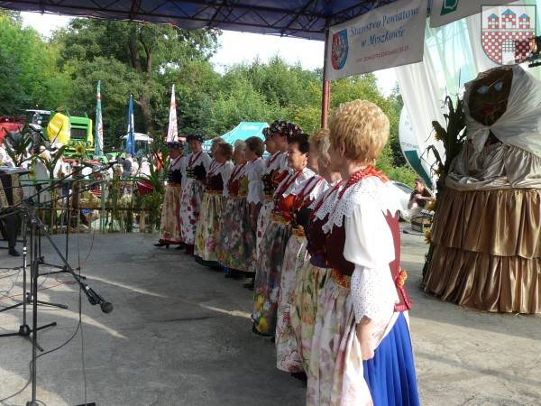 : Koło Gospodyń Wiejskich  Koziegłowy rozpoczęło prezentację zespołów ludowych z terenu powiatu myszkowskiego.